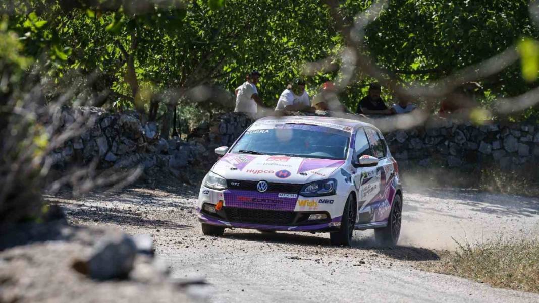 Bir eli direksiyonda, diğer eli gaz ve frende: Kübra rüzgarla yarışıyor! 3